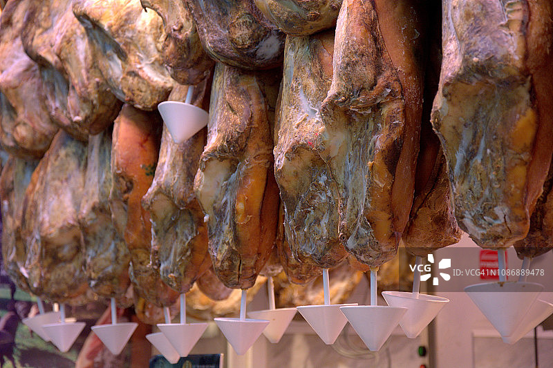 瓦伦西亚中央市场的火腿店图片素材