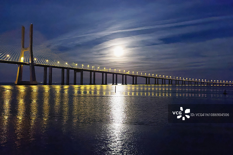 里斯本瓦斯科达伽马大桥图片素材