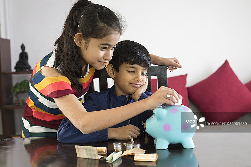 兄妹一起攒钱图片素材