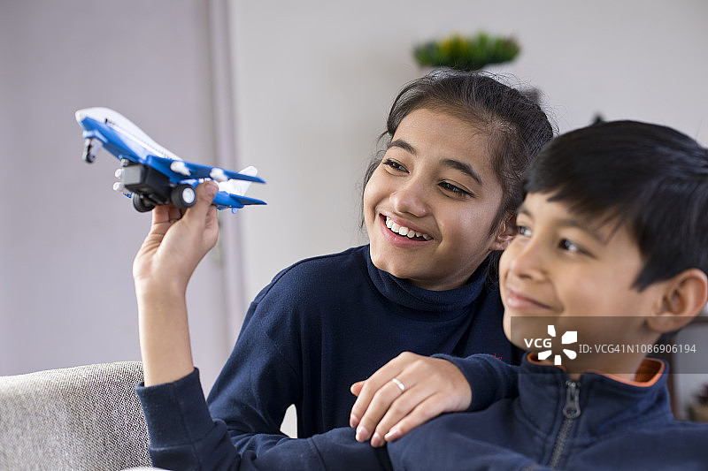 孩子们玩玩具飞机图片素材