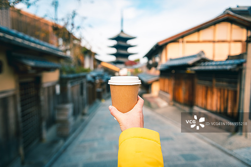 游客在京都东山区手持咖啡纸杯图片素材