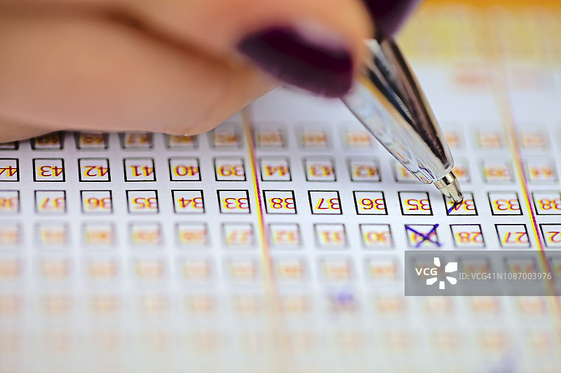 彩票上的钢笔标记，已填写的彩票图片素材