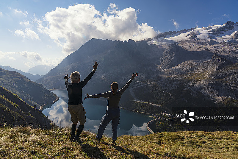 年长的夫妇在马尔莫拉达山对面徒步图片素材