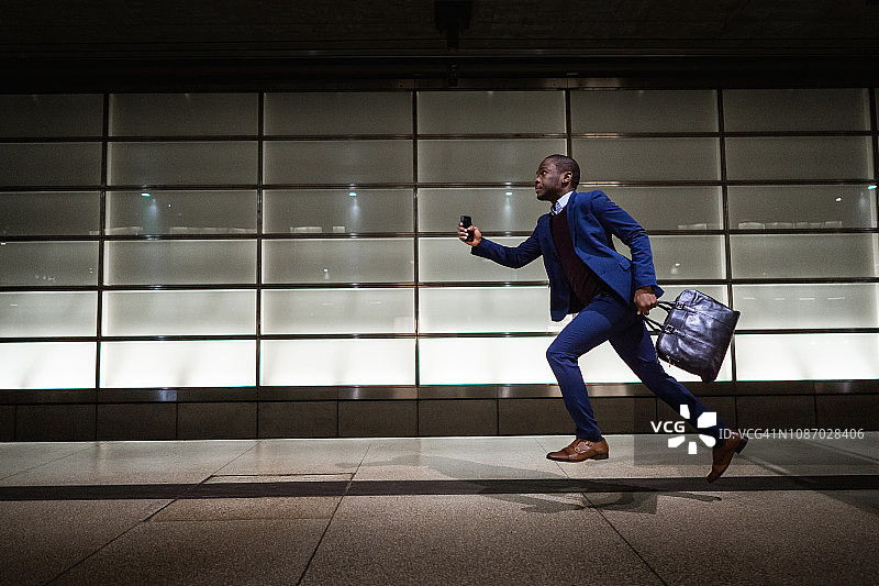商人奔跑在地铁站图片素材