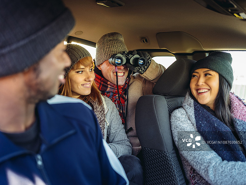 朋友们在冬季公路旅行图片素材