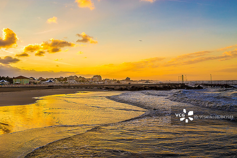 意大利艾米利亚-罗马涅里米尼海滩日落图片素材