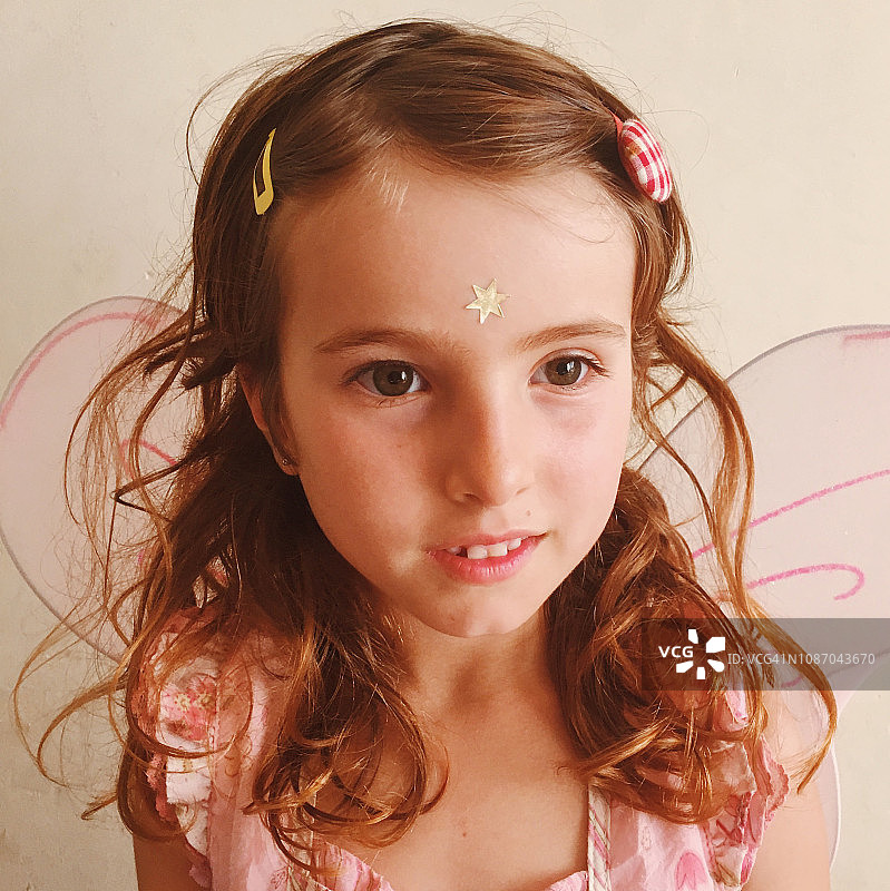 戴着仙女翅膀的女孩肖像图片素材