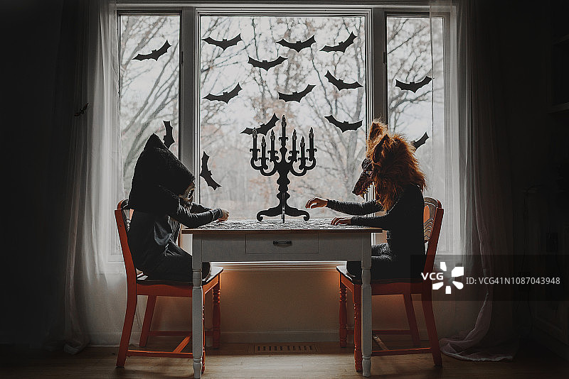 两个穿着万圣节服装的孩子在美国的窗边拼图图片素材