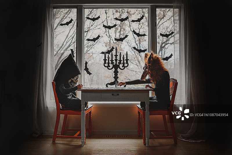 两个穿着万圣节服装的孩子在美国的窗边拼图图片素材