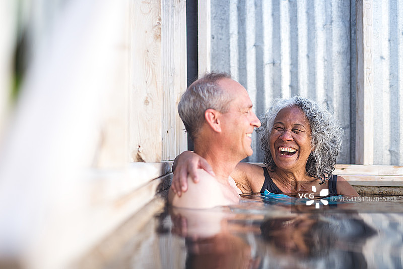 老年夫妇一起在温泉放松图片素材