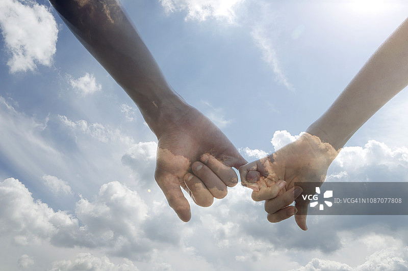 情侣拉钩约定双重曝光图片素材