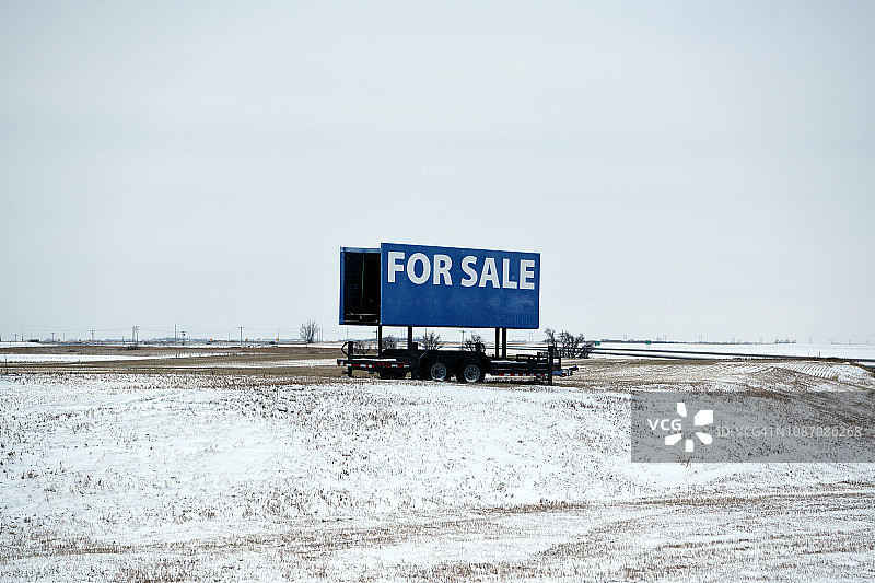 美国北达科他州伯特霍尔德的出售标志图片素材