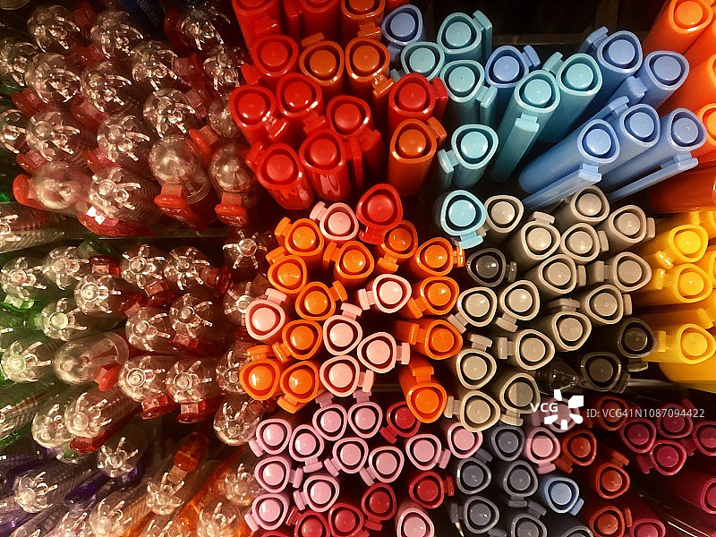 文具店里的彩色笔图片素材