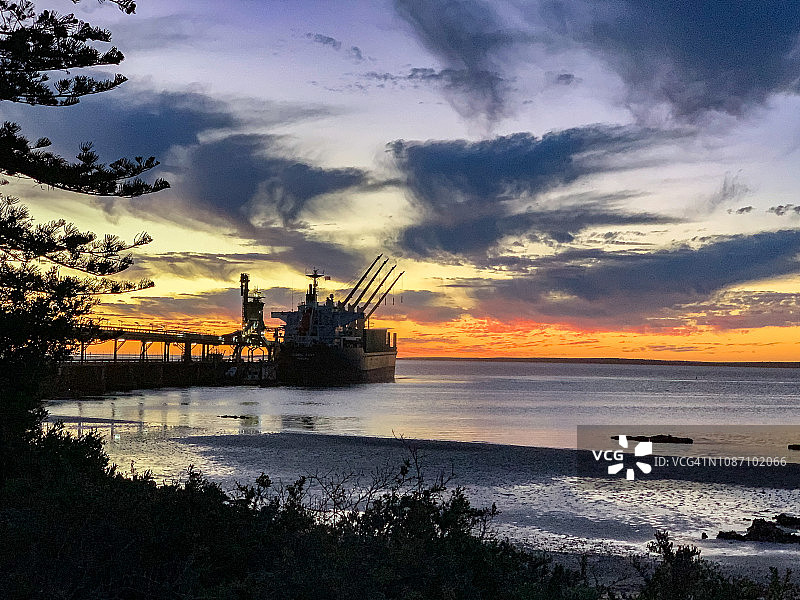 水面上美丽的日落图片素材