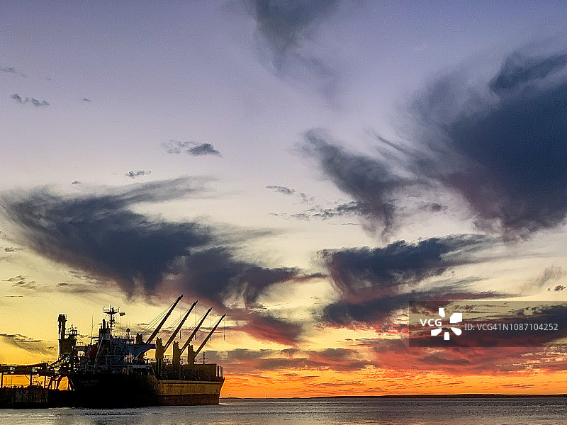 水面上美丽的日落图片素材