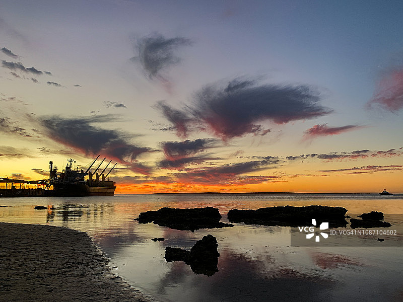 水面上美丽的日落图片素材