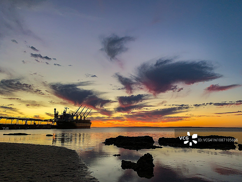 水面上美丽的日落图片素材