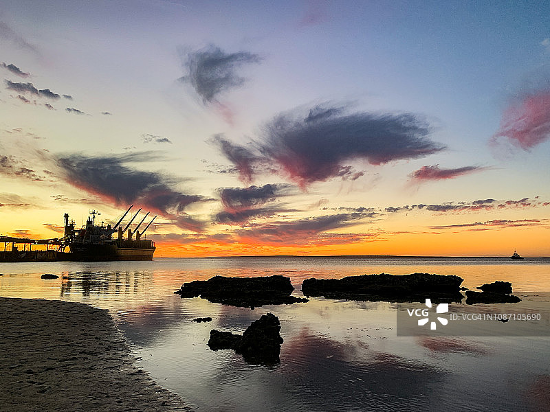 水面上美丽的日落图片素材