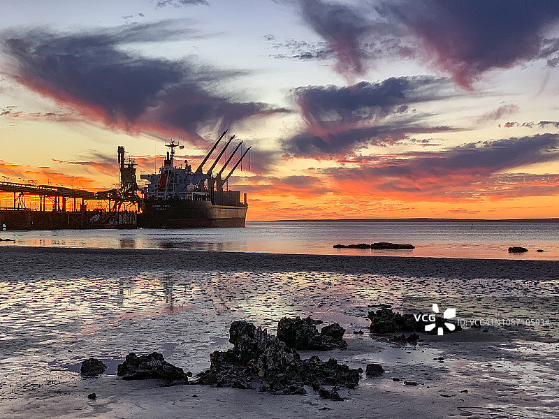 水面上美丽的日落图片素材