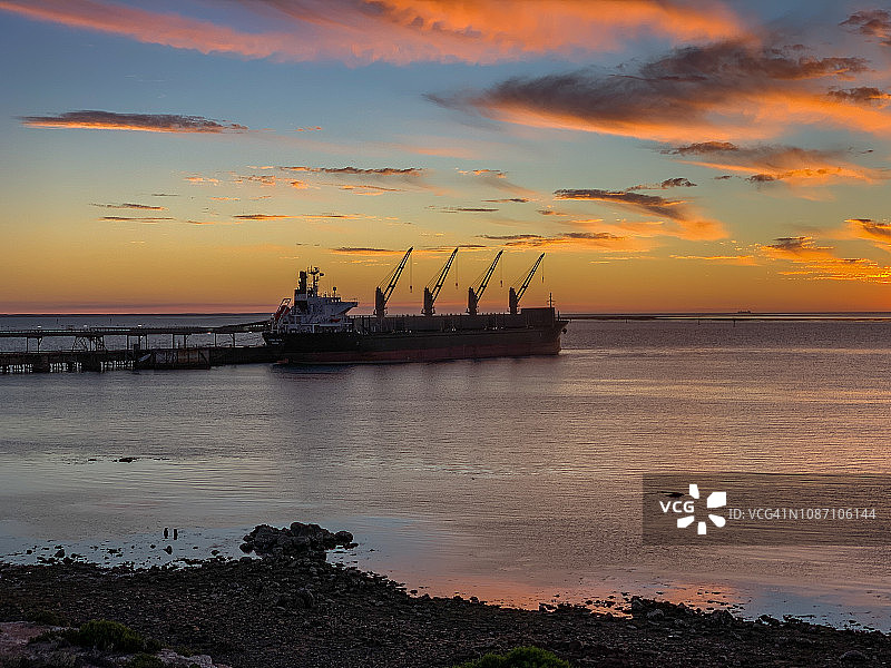 水面上美丽的日落图片素材