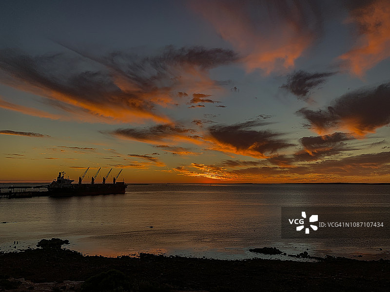 水面上美丽的日落图片素材