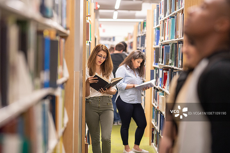 在图书馆里的伊朗大学生图片素材