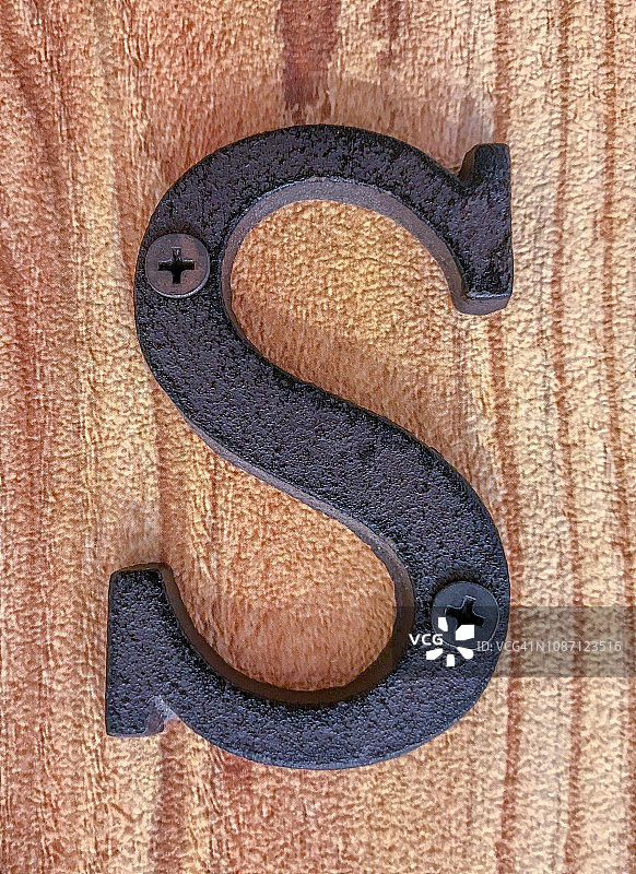 木头上的铸铁大写字母S图片素材