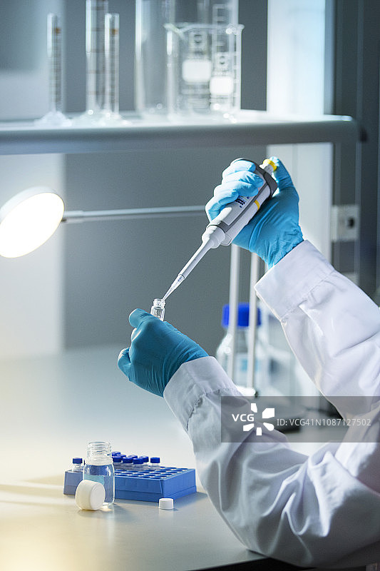 女实验员使用微量移液器图片素材