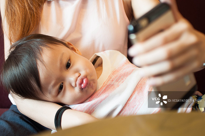 年轻的母亲和儿子自拍图片素材