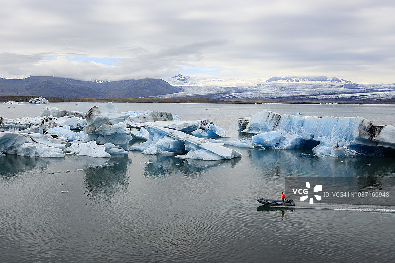 冰岛Jokulsarlon冰川泻湖中的冰山图片素材