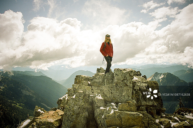 在美国华盛顿州雷尼尔山国家公园尖峰顶峰的男人图片素材