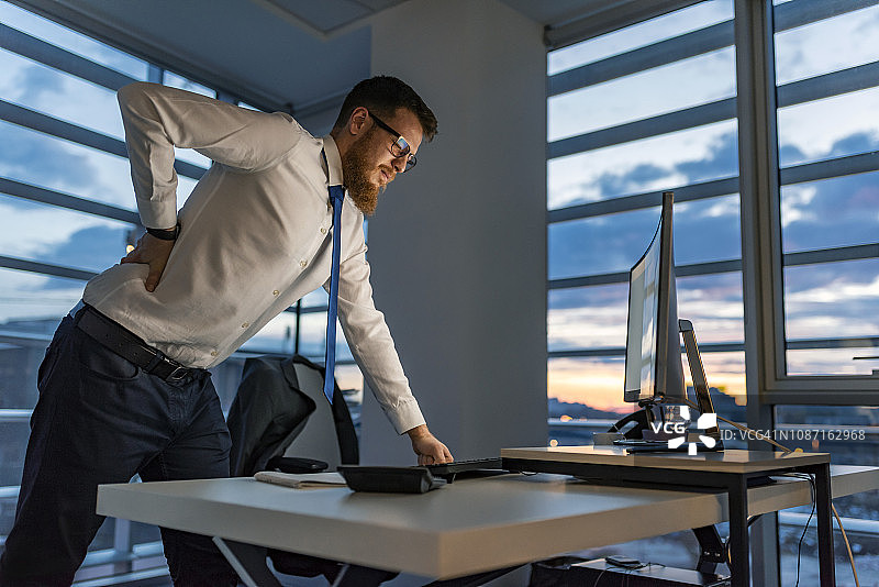 长时间坐着会拉伤身体图片素材