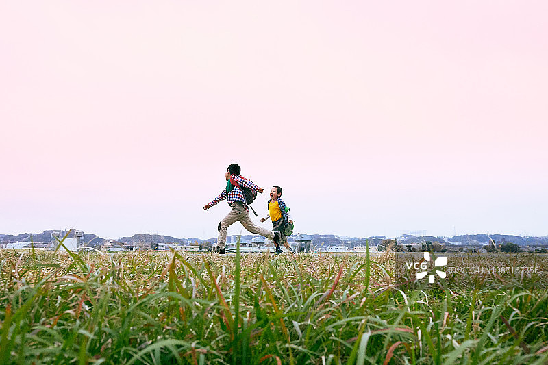 男孩们在河岸边奔跑图片素材