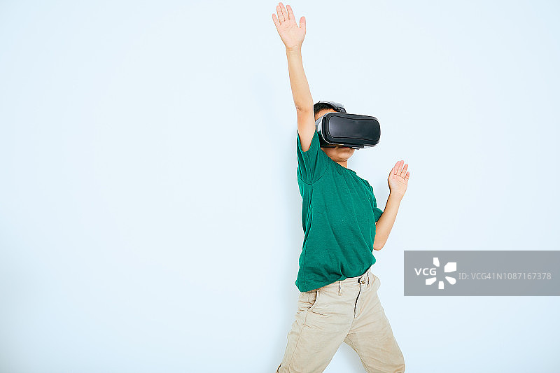 男孩在家体验VR图片素材