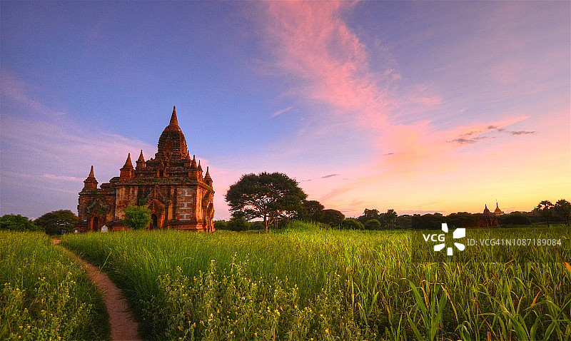缅甸蒲甘的寺庙和宝塔。图片素材