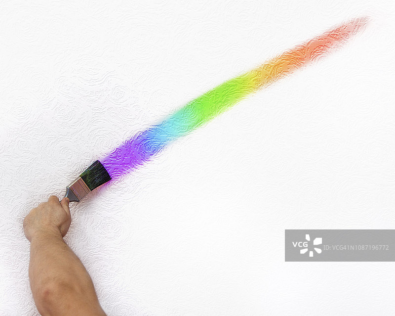 用刷子在天花板上画彩虹图片素材