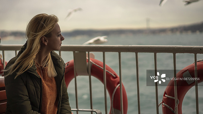 金发女孩乘坐渡轮旅行图片素材