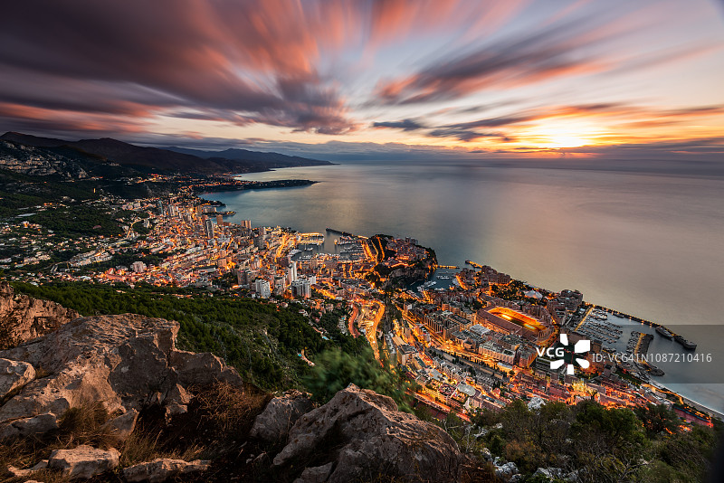 日出时分的摩纳哥鸟瞰图图片素材