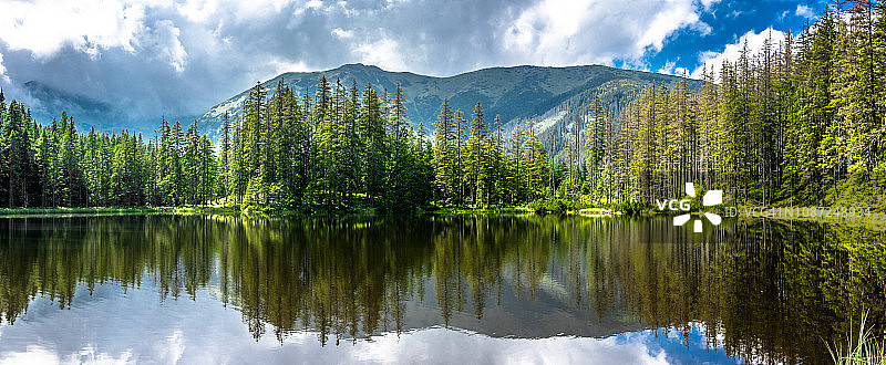 波兰塔特拉山国家公园山地湖泊夏季风光全景图片素材