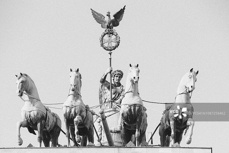 德国柏林勃兰登堡门上的四轮马车雕塑图片素材