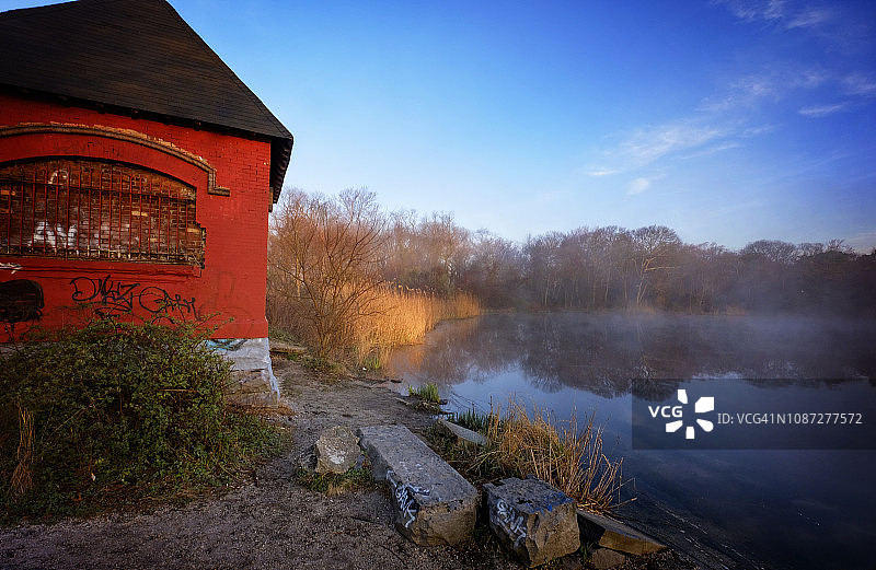 长岛马萨佩夸湖上雾蒙蒙的清晨蓝红图片素材
