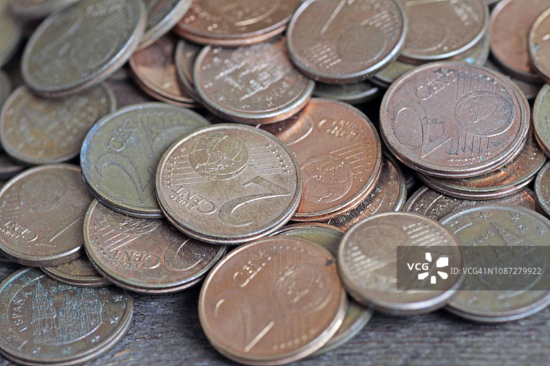 桌上的欧元硬币特写图片素材