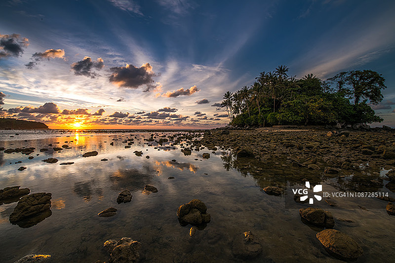 泰国普吉岛奈扬海滩的孤岛图片素材