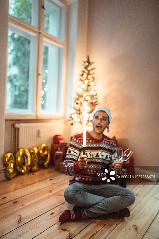 在家庆祝新年图片素材