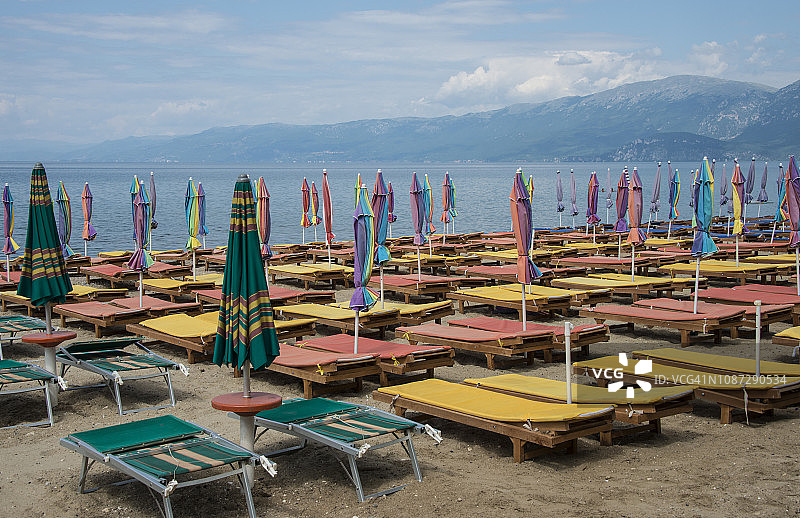 奥赫里德湖岸边的遮阳伞，波格拉德茨，阿尔巴尼亚图片素材