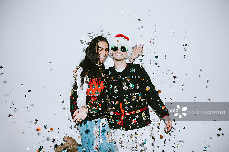 Z世代年轻情侣撒彩纸屑庆祝图片素材