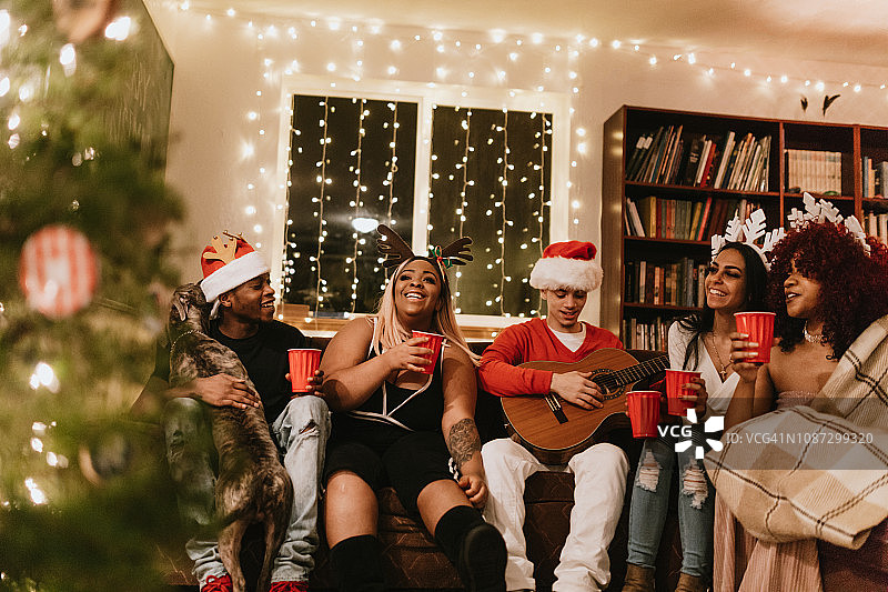 Z 世代朋友的圣诞吉他演唱派对图片素材