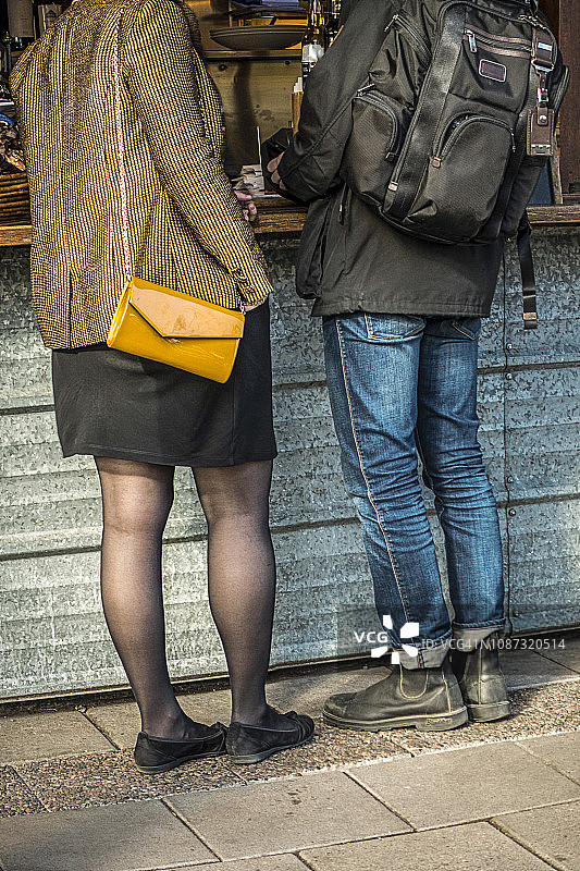 吧台旁风格各异的情侣图片素材