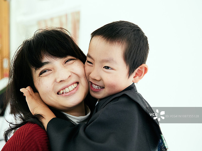 向最喜欢的妈妈表达爱意的男孩图片素材