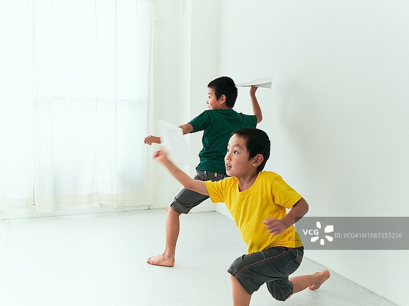 和两个兄弟一起玩图片素材